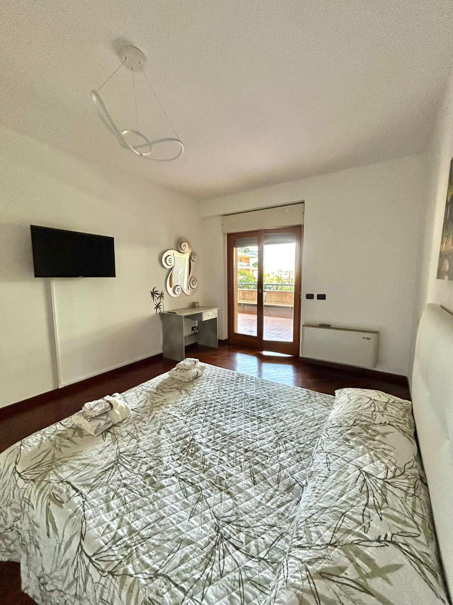 Eur Con Piscina Esterna Rom